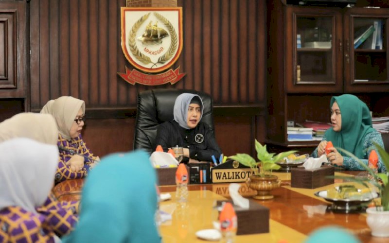 PELEPASAN. Ketua TP PKK Kota Makassar, Indira Jusuf Ismail, menggelar rapat pemantapan sekaligus pelepasan Tim Jambore TP PKK Kota Makassar yang akan mengikuti Jambore TP PKK Tingkat Provinsi Sulsel yang akan digelar di Kabupaten Kepulauan Selayar di Balai Kota Makassar, Kamis (17/11/2022). foto: istimewa