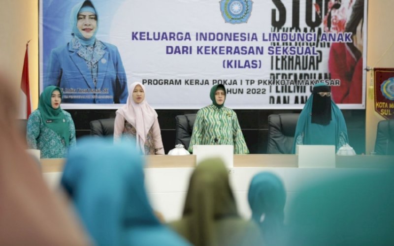 KILAS. Ketua TP PKK Kota Makassar, Indira Yusuf Ismail (kedua kanan), menghadiri KILAS (Keluarga Indonesia Lindungi Anak dari Kekerasan Seksual) di Ruang Sikapatau Kantor Balai Kota Makassar, Jumat (11/11/2022). foto: istimewa