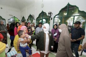 Indira Kunjungi Korban Terdampak Banjir di Manggala