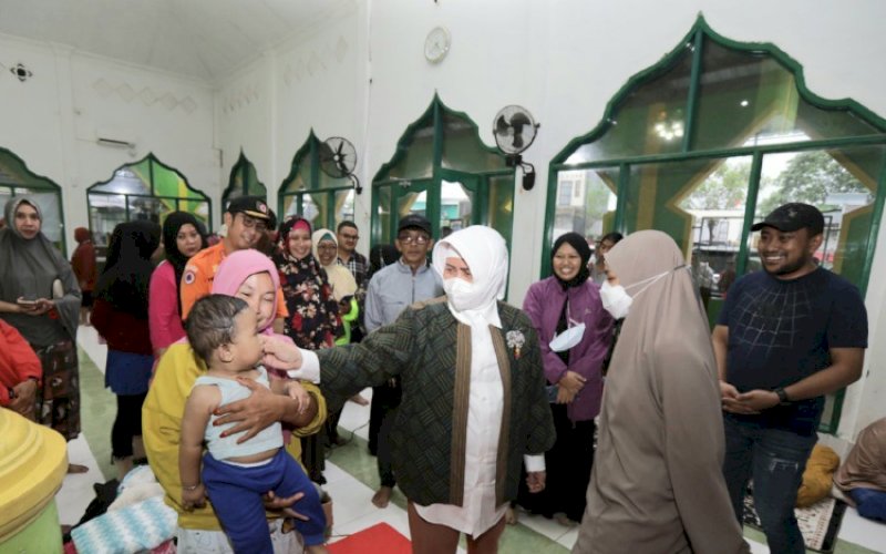 MENYAPA. Ketua TP PKK Kota Makassar, Indira Jusuf Ismail, menyapa seorang balita bersama orang tuanya saat turun langsung melihat lokasi banjir di Blok X RW 11 Perumnas Antang, Kecamatan Manggala, Kota Makassar, Jumat (18/11/2022). foto: istimewa