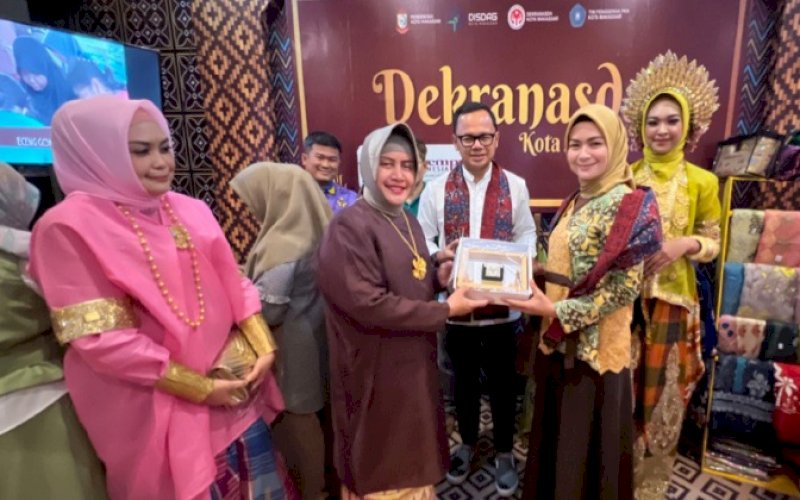 PRUDUK MAKASSAR. Ketua TP PKK Kota Makassar Indira Jusuf Ismail menyerahkan bingkisan berupa produk khas Makassar kepada Ketua TP PKK Kota Bogor Yane Adrian yang mengunjungi booth Makassar pada Perempuan Indonesia Expo di sela-sela Sarasehan Istri Wali Kota Se-Indonesia di Kota Jambi, Rabu (23/11/2022). foto: istimewa