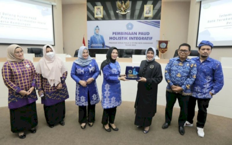 KUNJUNGAN KERJA. Ketua TP PKK Kota Makassar, Indira Jusuf Ismail, selaku Bunda PAUD Kota Makassar menerima kunjungan Bunda PAUD Kota Tarakan di Ruang Sipakatau, Balai Kota Makassar, Kamis (17/11/2022). foto: istimewa