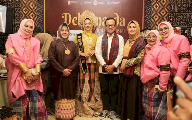 PRUDUK MAKASSAR. Ketua APEKSI yang juga Wali Kota Bogor Bima Arya disambut Ketua TP PKK Kota Makassar Indira Jusuf Ismail saat mengunjungi booth Makassar pada Perempuan Indonesia Expo di sela-sela Sarasehan Istri Wali Kota Se-Indonesia di Kota Jambi, Rabu (23/11/2022). foto: istimewa