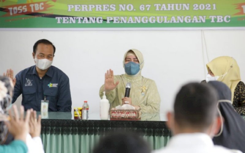 PENANGANAN TBC. Ketua Forum Multisektor Eliminasi TBC Kota Makassar Indira Jusuf Ismail menerima kunjungan Tim Terpadu Koordinasi dan Implementasi Perpres Nomor 67 tahun 2021 tentang Penanganan TBC dari Kementerian Kesehatan di Puskesmas Tamalate, Kota Makassar, Kamis (3/11/2022). foto: istimewa