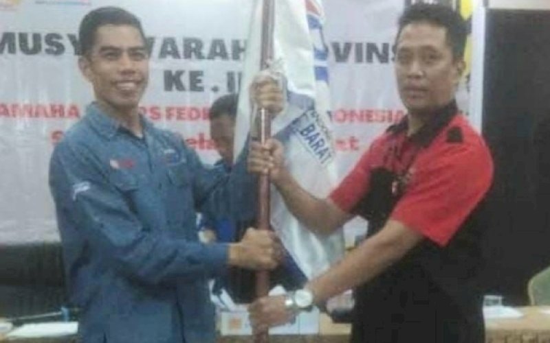 KETUA TERPILIH. Joan Andalus (kanan) dari Celebes Scorpio Club (CSC) terpilih, terpilih sebagai Ketua Umum Yamaha Riders Federation Indonesia (YRFI) Sulselbar periode 2022-2025 pada Musprov III YRFI Sulselbar di Gedung Balai Diklat Keagamaan Sulsel, Kota Makassar, Sabtu (26/11/2022). foto: istimewa