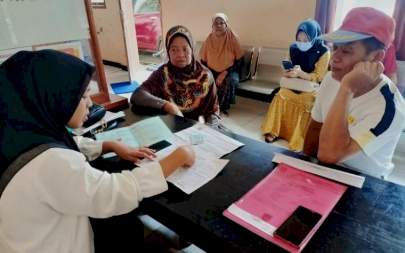 ADMINDUK. Warga tengah mengurus Administrasi Kependudukan (Adminduk) di kantor kecamatan di Kabupaten Bulukumba. foto: istimewa