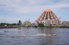 Perahu Katinting Adu Cepat Perebutkan Rp100 Juta