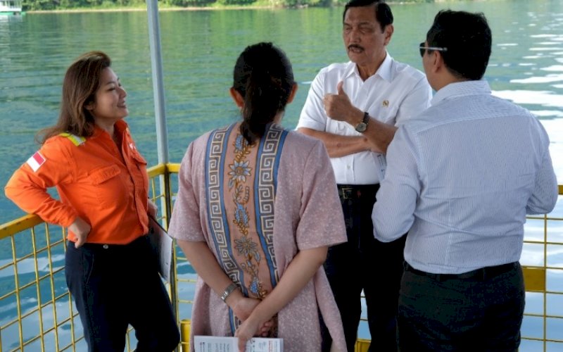 BERBINCANG. Menteri Koordinator Bidang Kemaritiman dan Investasi Luhut Binsar Pandjaitan berbincang dengan CEO PT Vale Indonesia Febriany Eddy saat berkunjung ke beberapa area di dalam Blok Sorowako di Kabupaten Luwu Timur, selama 26 hingga 27 November 2022. foto: istimewa