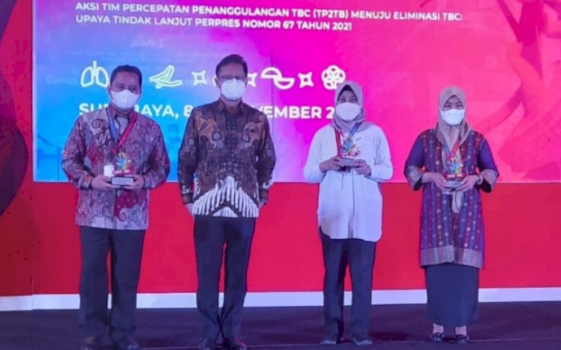 PENGHARGAAN. Makassar meraih penghargaan TOSS (Temukan Obati Sampai Sembuh) Tuberkulosis (TBC) dari Kementerian Kesehatan RI atas prestasi kemampuan pelibatan aktif multisektoral dalam upaya percepatan penanggulanan TBC di Kota Makassar di Hotel Shangrilla Surabaya, Rabu (9/11/2022). foto: istimewa