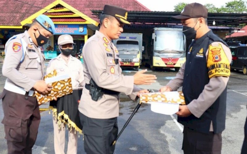 PENGHARGAAN. Kapolres Palopo, AKBP Muh Yusuf Usman, memberikan reward atau penghargaan kepada personelnya yang berprestasi dengan menggelar Upacara Pemberian Reward di Lapangan Apel Polres Palopo, Senin (7/11/2022). foto: istimewa