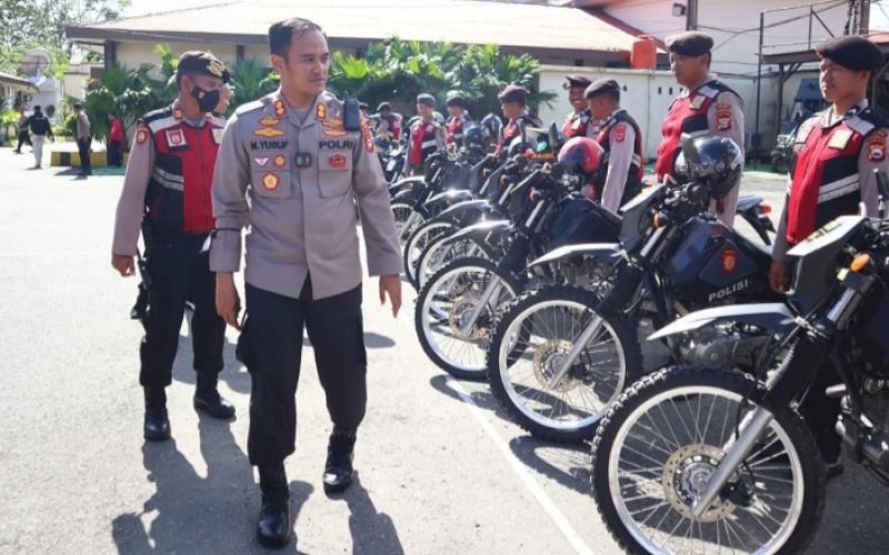 PEMERIKSAAN. Kapolres Palopo, AKBP Muh Yusuf Usman, melakukan pengecekan Kendaraan Bermotor (Ranmor) dan pengarahan kepada anggotanya yang akan melaksanakan tugas usai pelaksanaan apel pagi, Kamis (17/11/2022). foto: istimewa