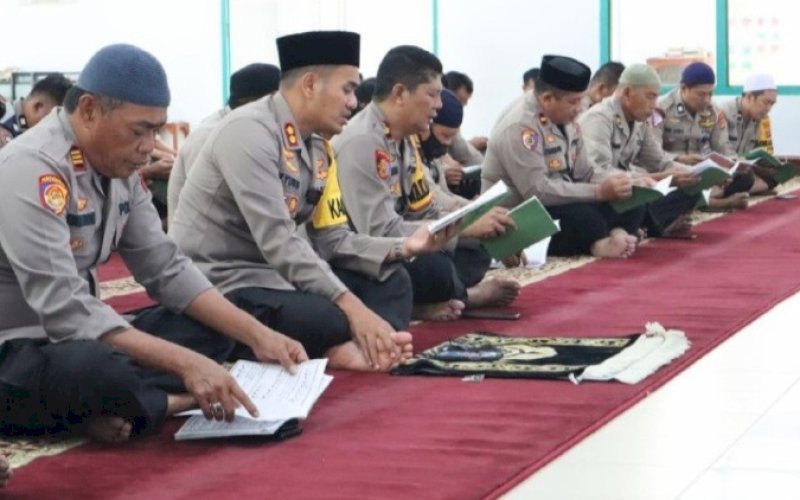 YASINAN. Kapolres Palopo, AKBP Muh Yusuf Usman, mengikuti yasinan dan doa bersama di Masjid Hidayatul Ikhlas Polres Palopo, Kamis (24/11/2022). foto: istimewa
