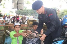 Brimob Bone Kerja Bakti di Sungai Branjangan