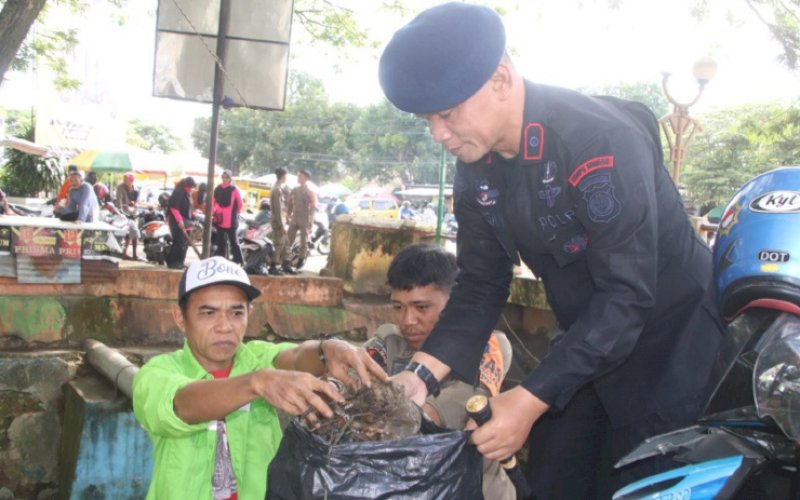 KERJA BAKTI. Danyon C Pelopor Satuan Brimob Polda Sulsel, Kompol Nur Ichsan, turun langsung memimpin kerja bakti di sepanjang Sungai Branjangan, Kelurahan Macege, Kecamatan Tanete Riattang Barat, Kabupaten Bone, Selasa (8/11/2022). foto: istimewa