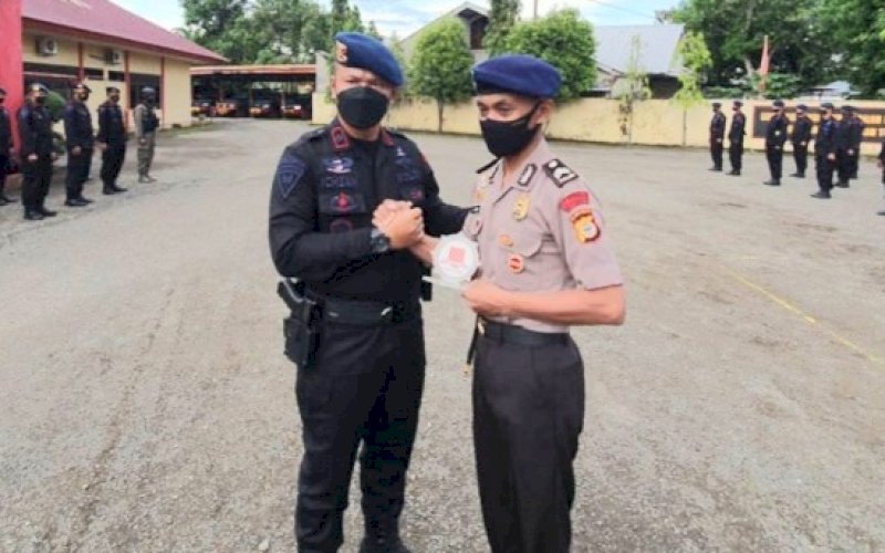 PELEPASAN. Danyon C Pelopor, Kompol Nur Ichsan, saat melepas salah satu personelnya Briptu Victorius Arnol yang digelar di Lapangan Mako Batalyon C Pelopor, Selasa (29/11/2022). foto: istimewa