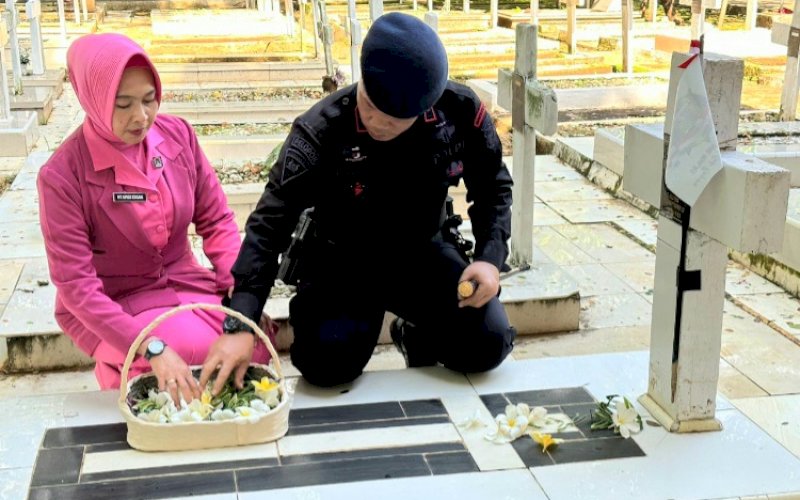 ZIARAH. Danyon C Pelopor, Kompol Nur Ichsan, bersama istri tercinta ziarah makam pahlawan di TMP Panaikang, Kota Makassar, Minggu (13/11/2022). foto: istimewa