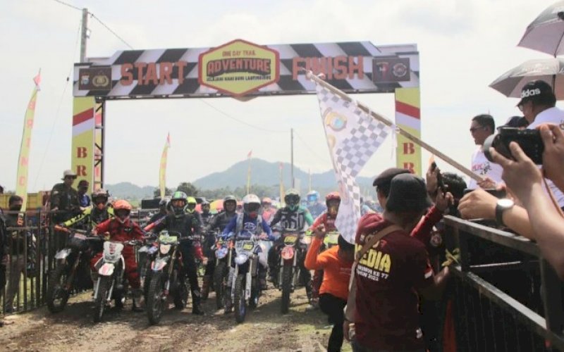 ODTA. Suasana star One Day Trail Adventure (ODTA) Jelajah Kaki Gunung Latimojong yang digelar Satuan Brimob Polda Sulsel dalam rangka menyambut HUT Korps Brimob Polri Ke-77 di Kabupaten Luwu, Sabtu (5/11/2022). foto: istimewa