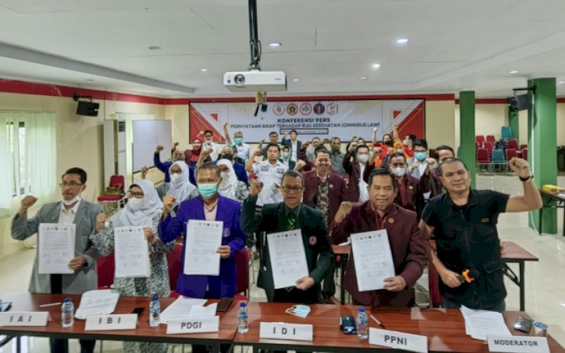 PERNYATAAN BERSAMA. Lima organisasi profesi medis menyatakan sikap menolak penghapusan UU Profesi yang ada di dalam RUU Kesehatan Omnibus Law di membuat pernyataan bersama di Kantor Graha IDI Makassar, Kota Makassar, Rabu (23/11/2022). foto: istimewa