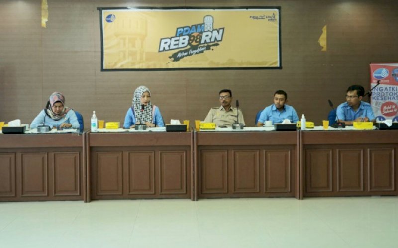 PERTEMUAN. Jajaran Direksi Perumda Air Minum Kota Makassar menerima kunjungan DPRD Kabupaten Bone dalam hal ini Pansus I di Aula Tirta Dharma PDAM Kota Makassar, Selasa (15/11/2022). foto: istimewa