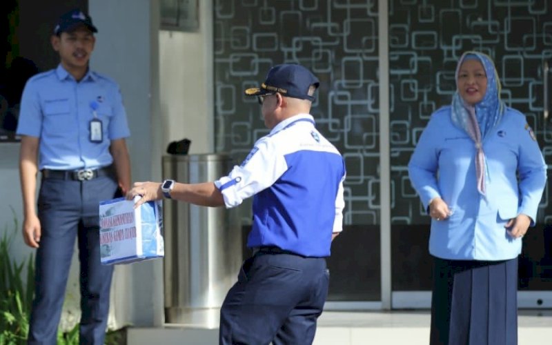 SUMBANGAN KEMANUSIAAN. Perumda Air Minum Kota Makassar, melakukan penggalangan sumbangan kemanusiaan untuk korban gempa Cianjur, Jawa Barat, Senin (28/11/2022). foto: istimewa
