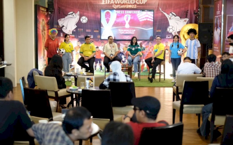 BERI KETERANGAN. Manajemen Phinisi Hospitality Indonesia (PHI) dalam konferensi pers terkait Piala Dunia di Claro Makassar, Rabu (16/11/2022). foto: istimewa