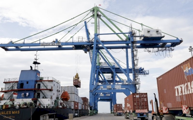 BONGKAR MUAT. Aktivitas bongkar muat di Pelabuhan Makassar. PT Pelabuhan Indonesia (Persero) Regional 4 optimistis kinerja aktivitas ekspor atau pengiriman barang ke luar negeri tahun ini, bakal mengalami pertumbuhan sebesar 10 persen. foto: istimewa