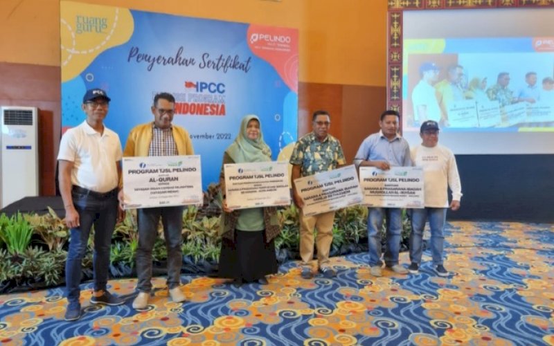PENYERAHAN. PT Pelabuhan Indonesia (Persero) Regional 4 menyerahkan bantuan Program Tanggung Jawab Sosial dan Lingkungan (TJSL) di wilayah Provinsi Maluku di Hotel Pantai Natsepa, Ambon, Sabtu (5/11/2022). foto: istimewa