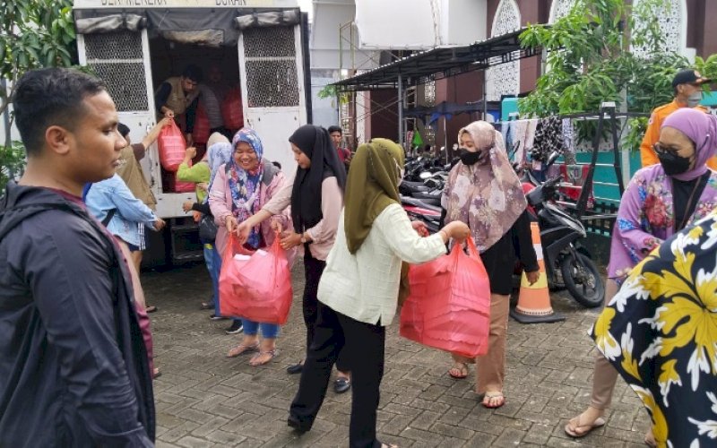 KEBUTUHAN PANGAN. Pemkot Makassar melalui Dinas Sosial Kota Makassar memastikan kebutuhan pangan warga Kecamatan Biringkanaya dan Kecamatan Manggala yang mengungsi akibat cuaca ekstrem tetap terpenuhi. foto: istimewa