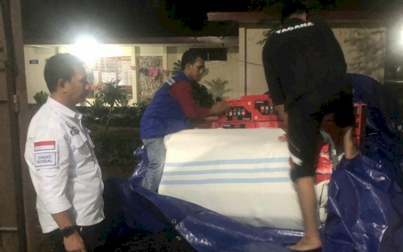 BANTUAN. Pemprov Sulsel mengirimkan bantuan kepada warga sebagai dampak terputusnya perbatasan Tinggi Moncong-Parangloe di Kabupaten Gowa akibat tanah longsor, Rabu (16/11/2022). foto: istimewa