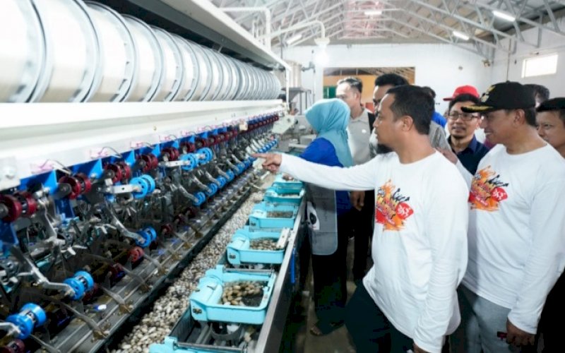 PERESMIAN. Gubernur Sulsel, Andi Sudirman Sulaiman, meresmikan Unit Pengelolaan Sutera UPT Logam Alsintan dan Tekstil Dinas Perindustrian Sulsel di Sempange, Pakkana, Kecamatan Tana Sitolo, Kabupaten Wajo, Sabtu (12/11/2022). foto: istimewa