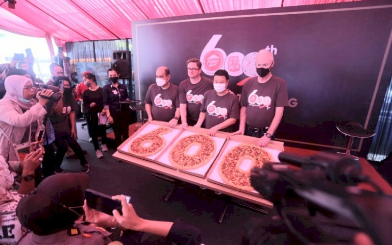 LAUNCHING. Pizza Hut melaunching outletnya yang ke-600 di Jl Perintis Kemerdekaan, Kota Makassar, Jumat (11/11/2022). foto: istimewa