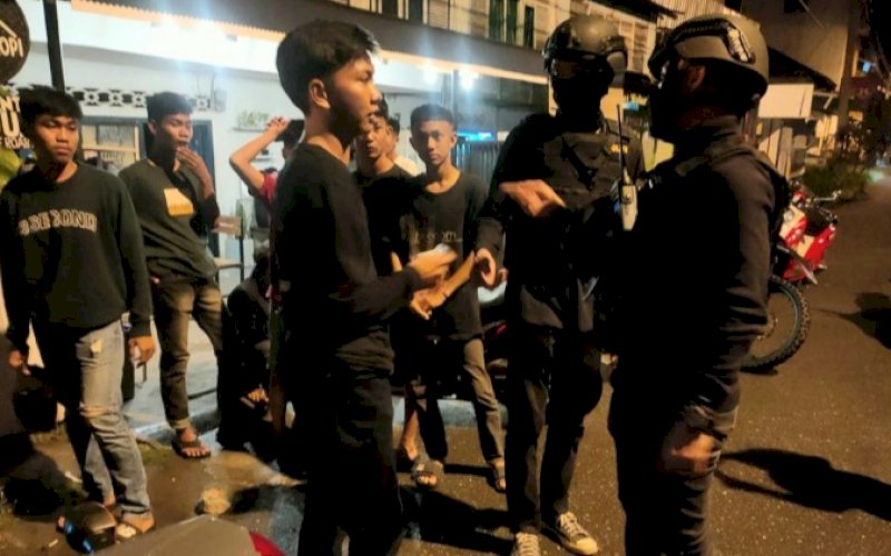 PENYISIRAN. Timsus Presisi Polres Palopo melakukan penyisiran dan pembubaran aksi balapan liar sejumlah pemuda di beberapa titik yang kerap dijadikan arena balapan liar di Kota Palopo, Minggu&nbsp; (27/11/2022) dini hari hingga pagi. foto: istimewa
