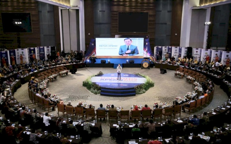 RAKERNIS APEKSI. Suasana pelaksanaan Rakernis Nasional APEKSI yang digelar Pemkot Makassar di Hotel Four PointS by Sheraton Makassar, Senin (7/11/2022). foto: istimewa