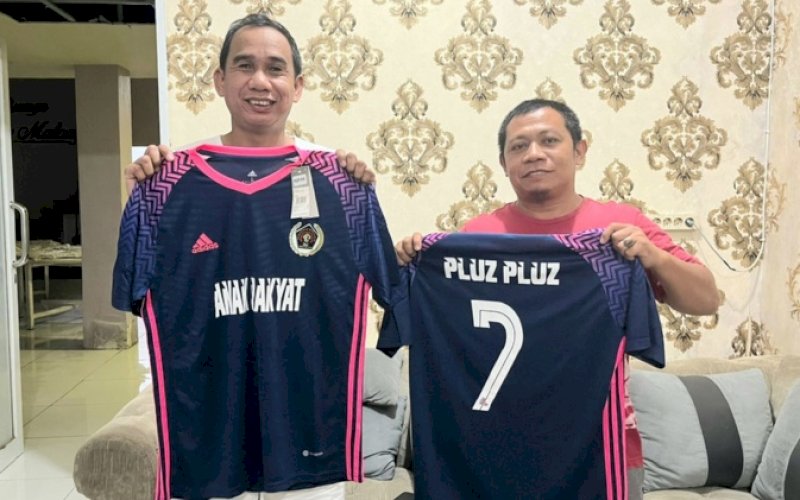 FOTO BERSAMA. Ketua DPRD Kota Makassar Rudianto Lallo (kiri) bersama Abdullah 'pluz pluz' Rattingan, kapten tim futsal PWI Sulsel yang akan berlaga di Porwanas XIII 2022 di Kota Malang, Jawa Timur, 21-27 November 2022 mendatang. foto: istimewa