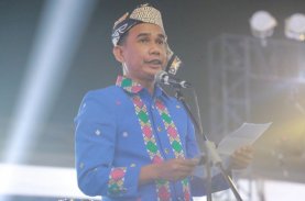 Rudianto Lallo Kenakan Baju Adat Toraja saat Bacakan Sejarah Makassar