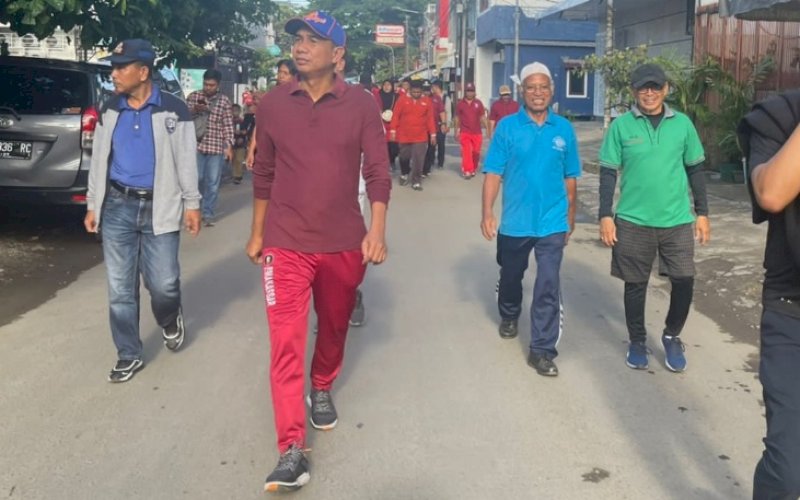 JALAN SEHAT. Ketua DPRD Kota Makassar, Rudianto Lallo, melepas dan mengikuti Tabligh Akbar dan Jalan Sehat Keluarga Besar Muhammadiyah Kecamatan Mamajang, Kota Makassar, Minggu (6/11/2022). foto: istimewa