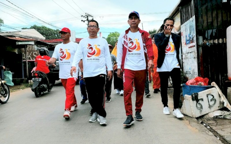 JALAN SEHAT. Ketua DPRD Kota Makassar, Rudianto Lallo, berjalan kaki bersama peserta jalan sehat SMPN 36 Kota Makassar, Sabtu (26/11/2022). foto: istimewa