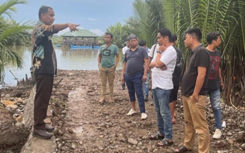 KUNJUNGAN DAPIL. Ketua DPRD Kota Makassar, Rudianto Lallo, melihat langsung pembangunan jalan saat melakukan kunjungan Daerah Pemilihan (Dapil) di Kelurahan Lakkang, Kecamatan Tallo, Kota Makassar, Sabtu (5/11/2022). foto: istimewa