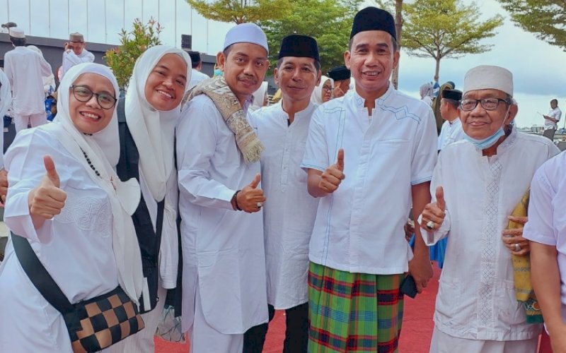 SALAT SUBUH. Ketua DPRD Kota Makassar, Rudianto Lallo (kedua kanan), hadir dalam kegiatan Makassar Salat Subuh Berjemaah dan Doa Bersama yang digelar Pemkot Makassar dalam rangka menyambut HUT Kota Makassar Ke-415 di Anjungan City of Makassar, Pantai Losari Makassar, Sabtu (5/11/2022). foto: istimewa