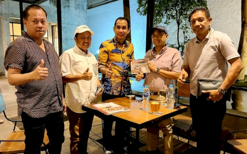 UNDANGAN. Ketua KKSS Kutai Timur terpilih Suharman Cono menyerahkan langsung undagan pelantikan kepada Ketua DPRD Kota Makassar, Rudianto Lallo di Makassar, Rabu (23/11/2022). foto: istimewa
