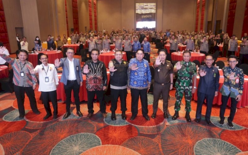 RAPAT KERJA. Sekda Provinsi Sulsel, Abdul Hayat Gani, menghadiri Rapat Kerja Teknis Satgas Saber Pungli se-Sulsel 2022 berlangsung di Hotel Gammara Makassar, Selasa (29/11/2022). foto: istimewa