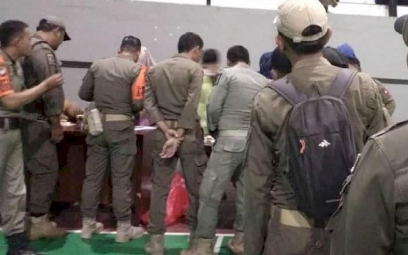 TES URINE. Pasukan Satpol PP Sulsel menjalani tes urine di GOR (Gedung Olahraga) Kantor Gubernur Sulsel, Selasa (1/10/2022). foto: istimewa