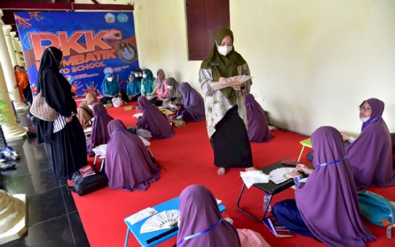 MEMBATIK. Puluhan siswa Sekolah Dasar (SD) mengikuti program Membatik Goes to School yang digelar Penggerak PKK Provinsi Sulsel di Benteng Fort Rotterdam Makassar, Rabu (16/11/2022). foto: istimewa