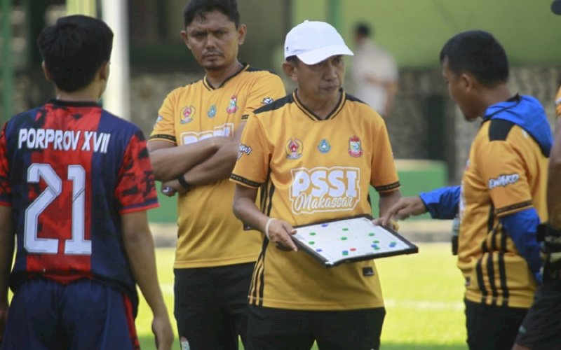BERI ARAHAN. Pelatih Tim Sepak Bola Makassar, Sofyan Haeruddin (kedua kanan), memberikan arahan kepada pemain pada laga cabang olahraga sepak bola Porprov Sulsel XVII 2022 yang berlangsung di Kabupaten Sinjai-Kabupaten Bululumba, beberapa waktu lalu. foto: istimewa