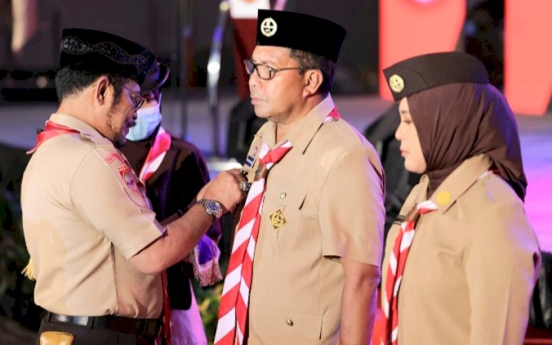 PELANTIKAN. Menteri Pertanian Indonesia Syahrul Yasin Limpo yang juga Ketua Kwarda Gerakan Pramuka Provinsi Sulsel secara resmi melantik Moh Ramdhan Pomanto sebagai Ketua Mabicab dan Fatmawati Rusdi sebagai Ketua Kwarcab Gerakan Pramuka Kota Makassar di Four Points by Sheraton Hotel Makassar, Jumat (4/10/2022). foto: istimewa