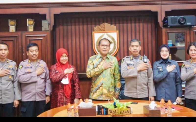 PERTEMUAN. Kabiddokes Polda Sulsel Kombes Pol dr Yusuf Mawadi bertemu Wali Kota Makassar Moh Ramdhan Pomanto di ruang kerjanya, Kantor Balai Kota Makassar, Kamis (20/10/2022) lalu. foto: istimewa