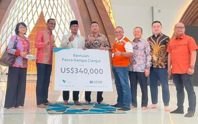 PEDULI. Vice President Director PT Vale Adriansyah Chaniago bersama Chief of Representative Office Huayou Chen Yibo menyerahkan donasi bantuan gempa untuk warga Cianjur, Jawa Barat kepada Gubernur Jawa Barat Ridwan Kamil didampingi Kepala BPBD Provinsi Jabar Budi Juanda di Masjid Al Jabbar, Kota Bandung, Jawa Barat, Kamis (29/12/2022). foto: istimewa