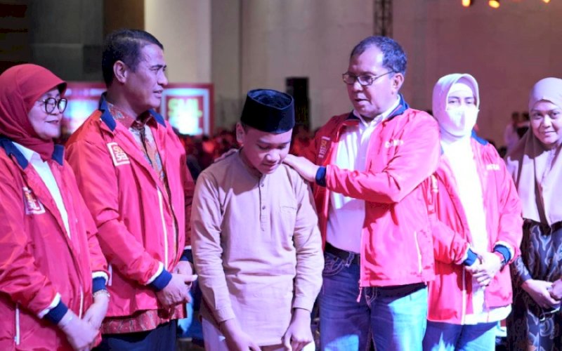 SANTUNAN. Ketua Umum IKA Unhas Andi Amran Sulaiman didampingi Ketua IKA Unhas Wilayah Sulsel Moh Ramdhan Pomanto menyerahkan santunan kepada anak korban meninggal atas insiden tarik tambang di Hotel Four Points by Sheraton Makassar, Senin (19/12/2022) malam. foto: istimewa