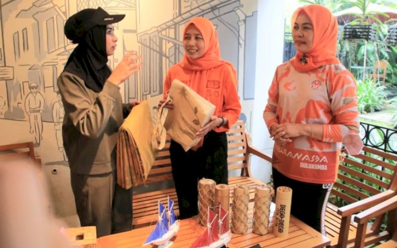 PROMOSI. Ketua Dekranasda Kabupaten Bulukumba Andi Herfida Attas (kanan) memperkenalkan sejumlah produk UMKM Bulukumba kepada Sri Suparni Bahlil Lahadalia, istri dari Menteri Investasi Bahlil Lahadalia (kiri) di Cafe Mama, Jl Serui, Kota Makassar, Minggu (18/12/2022). foto: istimewa