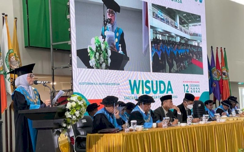 WISUDA. Rektor Universitas Islam Makassar, Andi Majdah M Zain, mewisuda 624 sarjana baru pada Rapat Senat Terbuka Luar Biasa Periode I 2022/2023 di Auditorium KH Muhyiddin Zain, UIM, Kota Makassar, Senin (12/12/2022). foto: istimewa